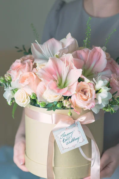 Caja con un ramo de flores — Foto de Stock