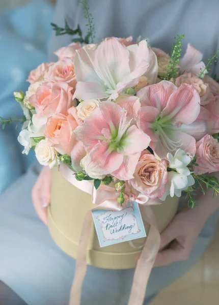 Boîte avec un bouquet de fleurs — Photo
