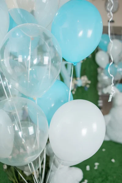 Blaue und weiße Luftballons — Stockfoto