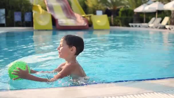 Junge schwimmt im Pool — Stockvideo