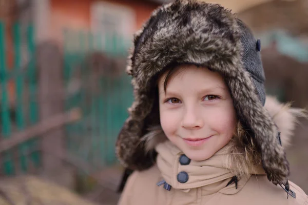 Niño en gorra con orejeras — Foto de Stock