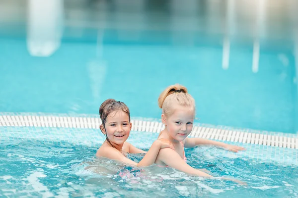 Söta barn i poolen — Stockfoto