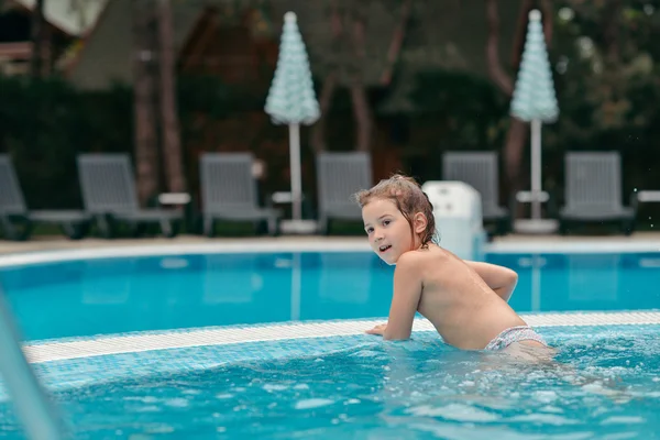 Niña en la piscina — Foto de Stock