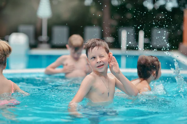 Garçon nageant dans la piscine — Photo