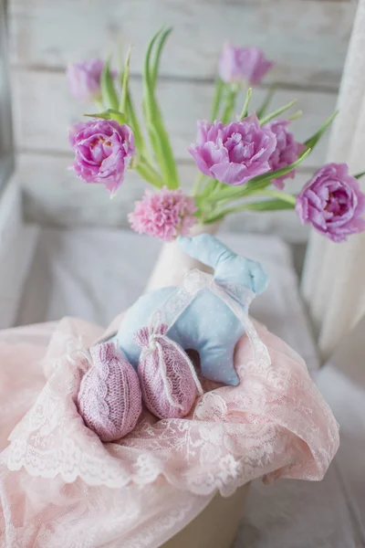 La composición de Pascua - el conejo, los huevos y las flores —  Fotos de Stock