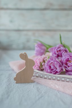 tomurcukları laleler ve tavşan