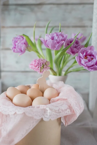 Velikonoční složení - bunny, vejce a květiny — Stock fotografie