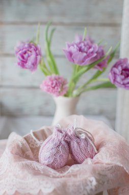 Paskalya kompozisyon - bunny, yumurta ve çiçekler