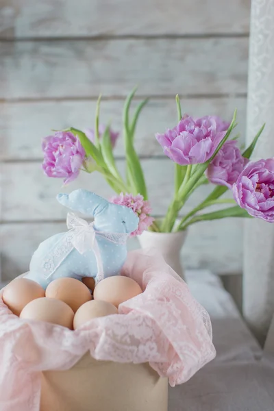 Påsk sammansättning - bunny, ägg och blommor — Stockfoto