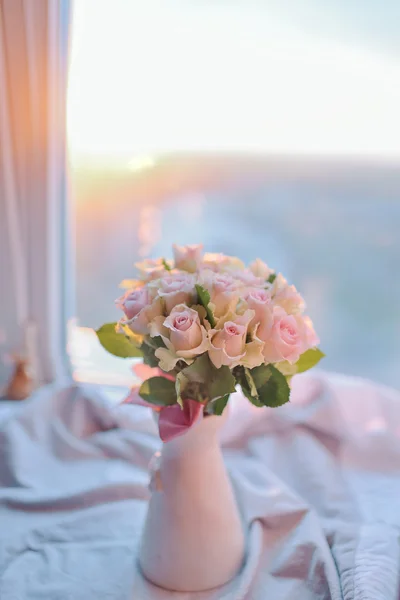 Rosenstrauß am Fenster — Stockfoto