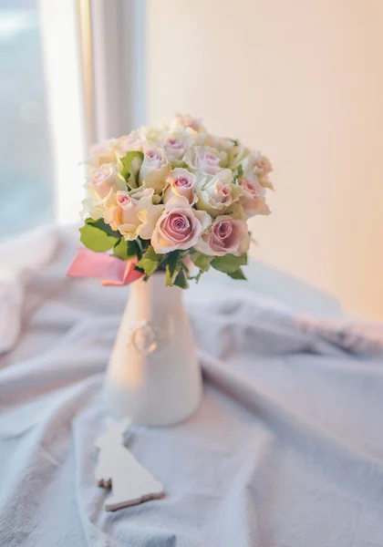 Buquê de rosas na janela — Fotografia de Stock