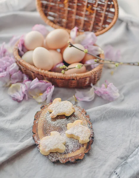 Huevos de Pascua en la composición de la cesta —  Fotos de Stock