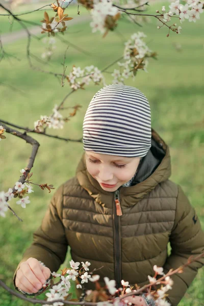 Pojke i blommande trädgård — Stockfoto