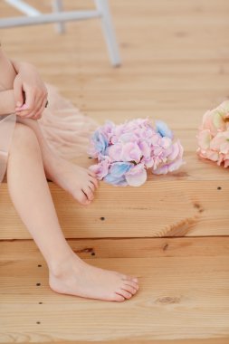 genç bir çocuğun çıplak ayak