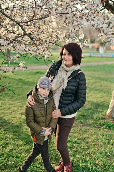Matka a syn v bujné zahradě — Stock fotografie