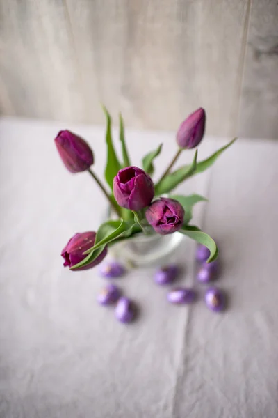 Bouquet of tulips and colored eggs — Stock Photo, Image