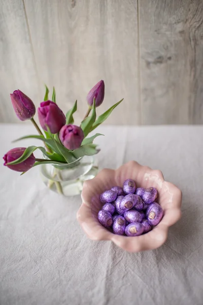 Bukett med tulpaner och färgade ägg — Stockfoto