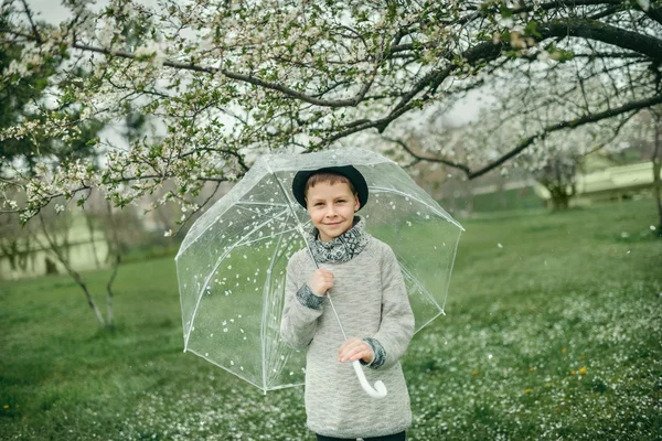 Chlapec v klobouku s deštníkem — Stock fotografie