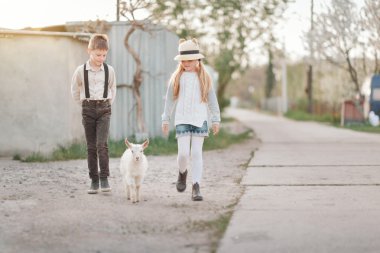 erkek ve kız çocuk ile