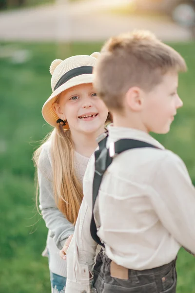 Menino e menina amigos — Fotografia de Stock