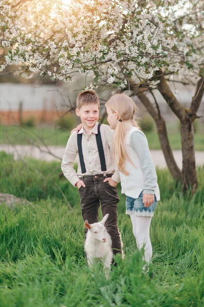 Menino e menina com a criança — Fotografia de Stock