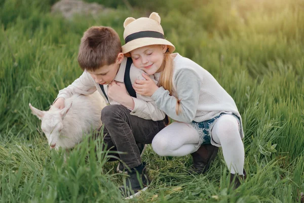 Pojke och flicka med ungen — Stockfoto