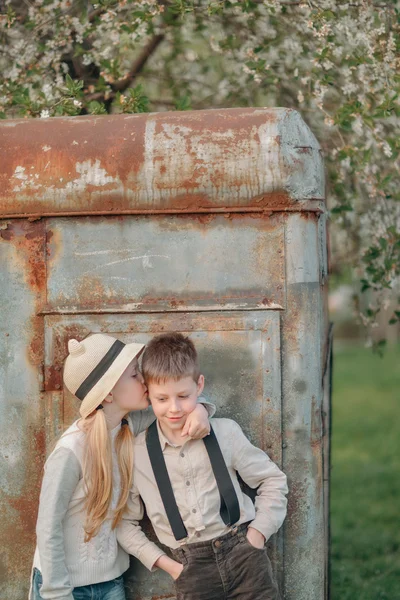 Un chico con una chica en la puerta oxidada — Foto de Stock