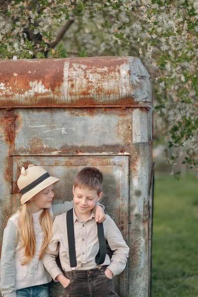 Un chico con una chica en la puerta oxidada — Foto de Stock