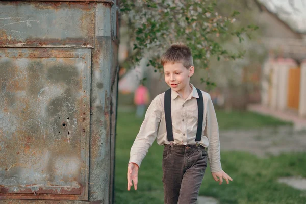 Chlapec v džínách s podvazky — Stock fotografie