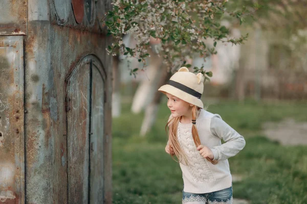 Ξανθιά κοπέλα σε ένα καπέλο — Φωτογραφία Αρχείου