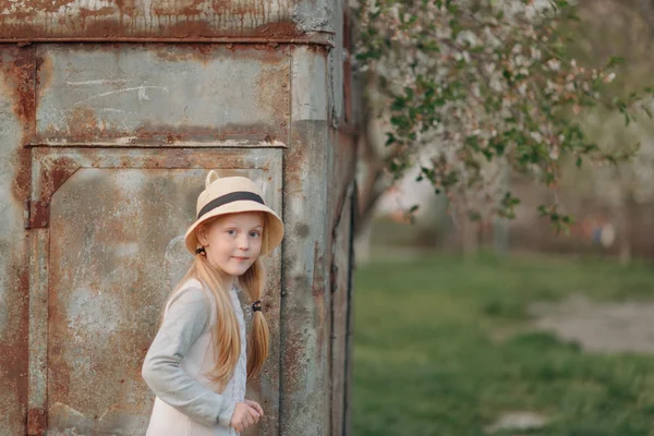 Menina loira em um chapéu — Fotografia de Stock