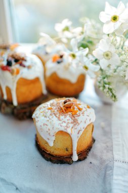 Paskalya kompozisyon - zarif ve Paskalya çiçekler