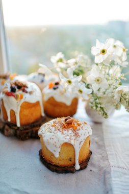 Paskalya kompozisyon - zarif ve Paskalya çiçekler