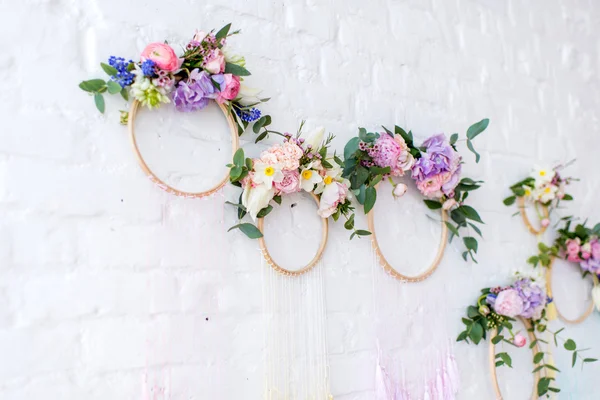 Marco de madera con flores — Foto de Stock