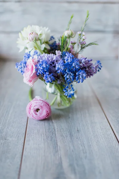 Un mazzo di fiori in un vaso — Foto Stock