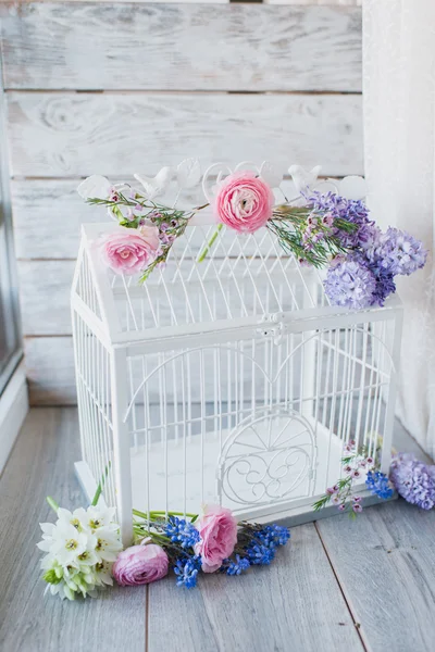 Célula blanca con flores — Foto de Stock