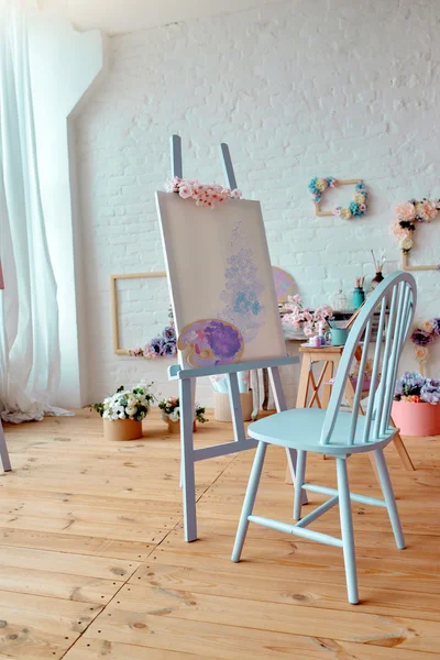 Мольберт з малюнком і синім стільцем — стокове фото