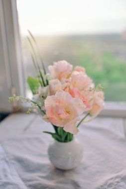 Bir buket pembe lale.