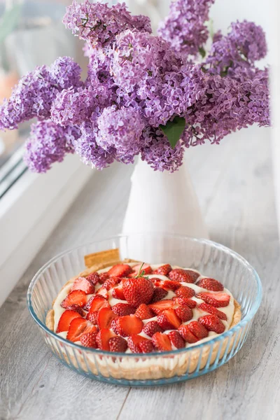 淡紫色的花束和草莓甜点 — 图库照片
