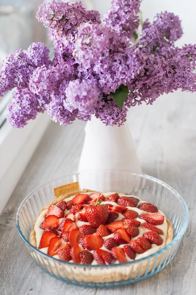 ライラックの花束と苺のデザート — ストック写真