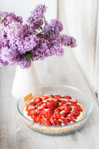 淡紫色的花束和草莓甜点 — 图库照片