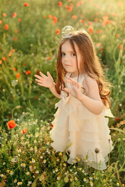 Fille sur le terrain avec des coquelicots — Photo