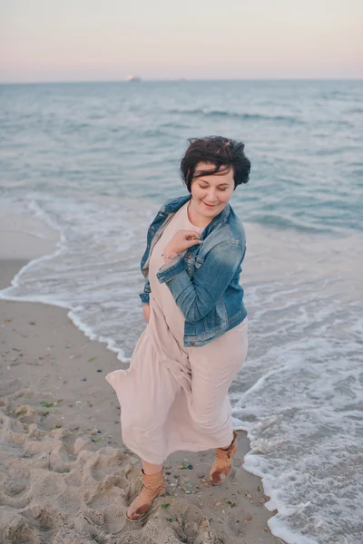 Ragazza in giacca di jeans in riva al mare — Foto Stock
