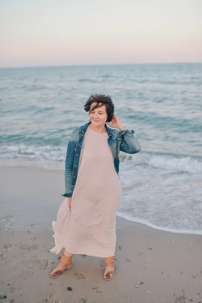 Menina na jaqueta de ganga junto ao mar — Fotografia de Stock