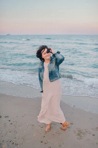 Chica en la chaqueta de mezclilla junto al mar —  Fotos de Stock