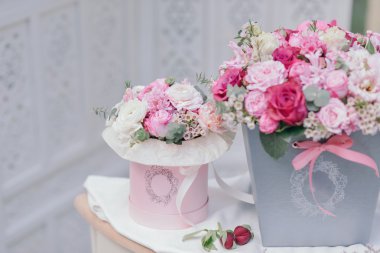 çiçek bir buket ile kutuları