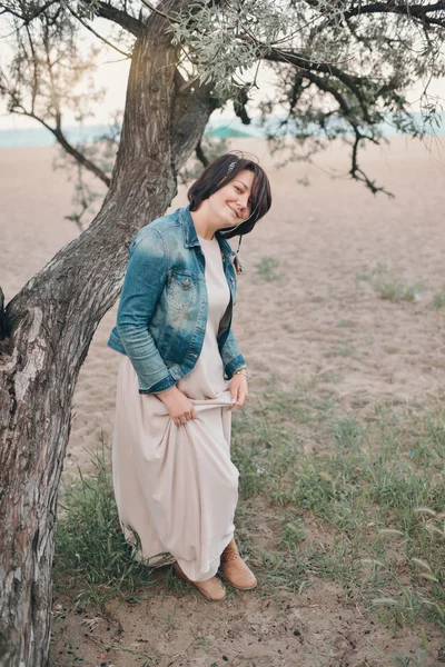 Woman at the old tree — Stock Photo, Image