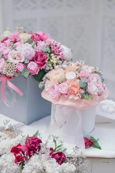 Vakken met een boeket van bloemen — Stockfoto