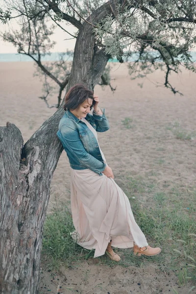 Mujer en el viejo árbol — Foto de Stock