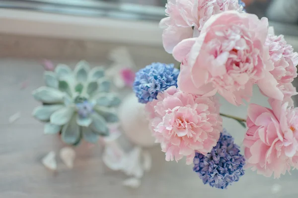 Peonía rosa y jacinto — Foto de Stock